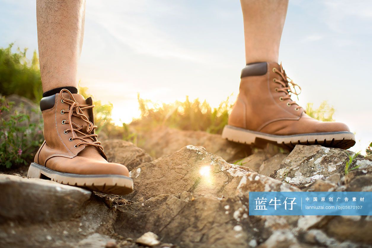 年轻人户外徒步旅行