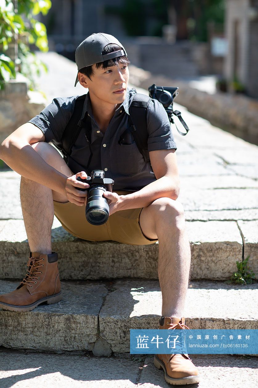 年轻摄影师拿着相机