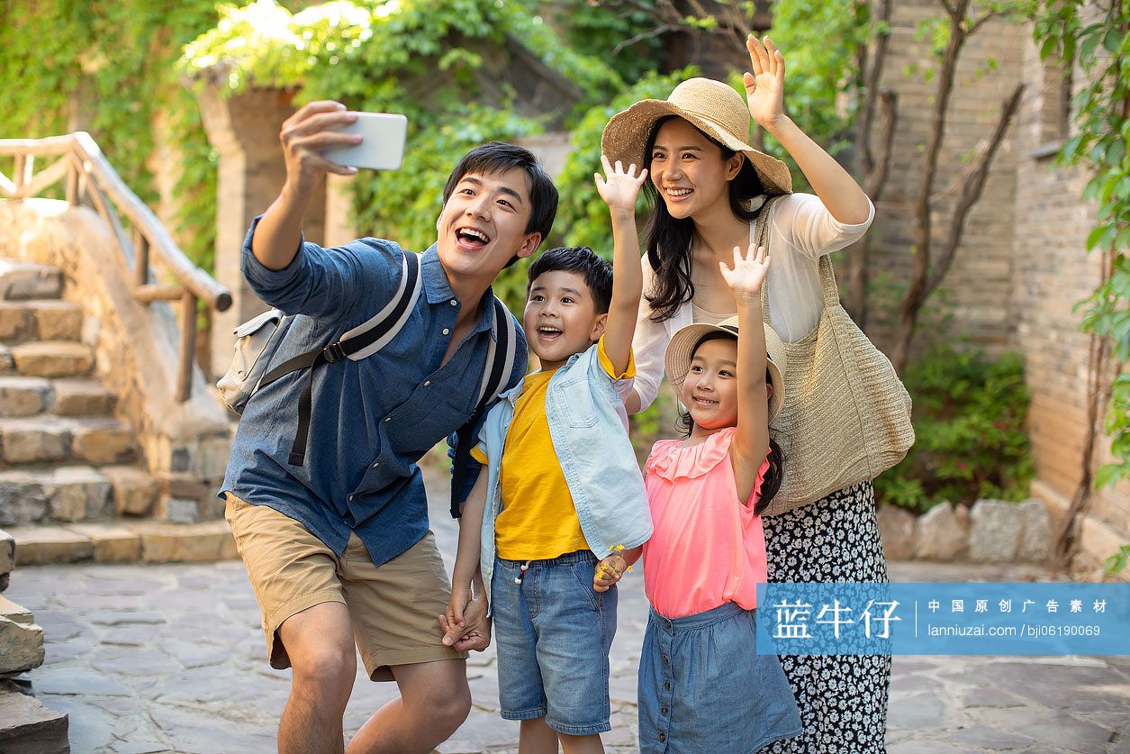 年轻家庭户外自拍