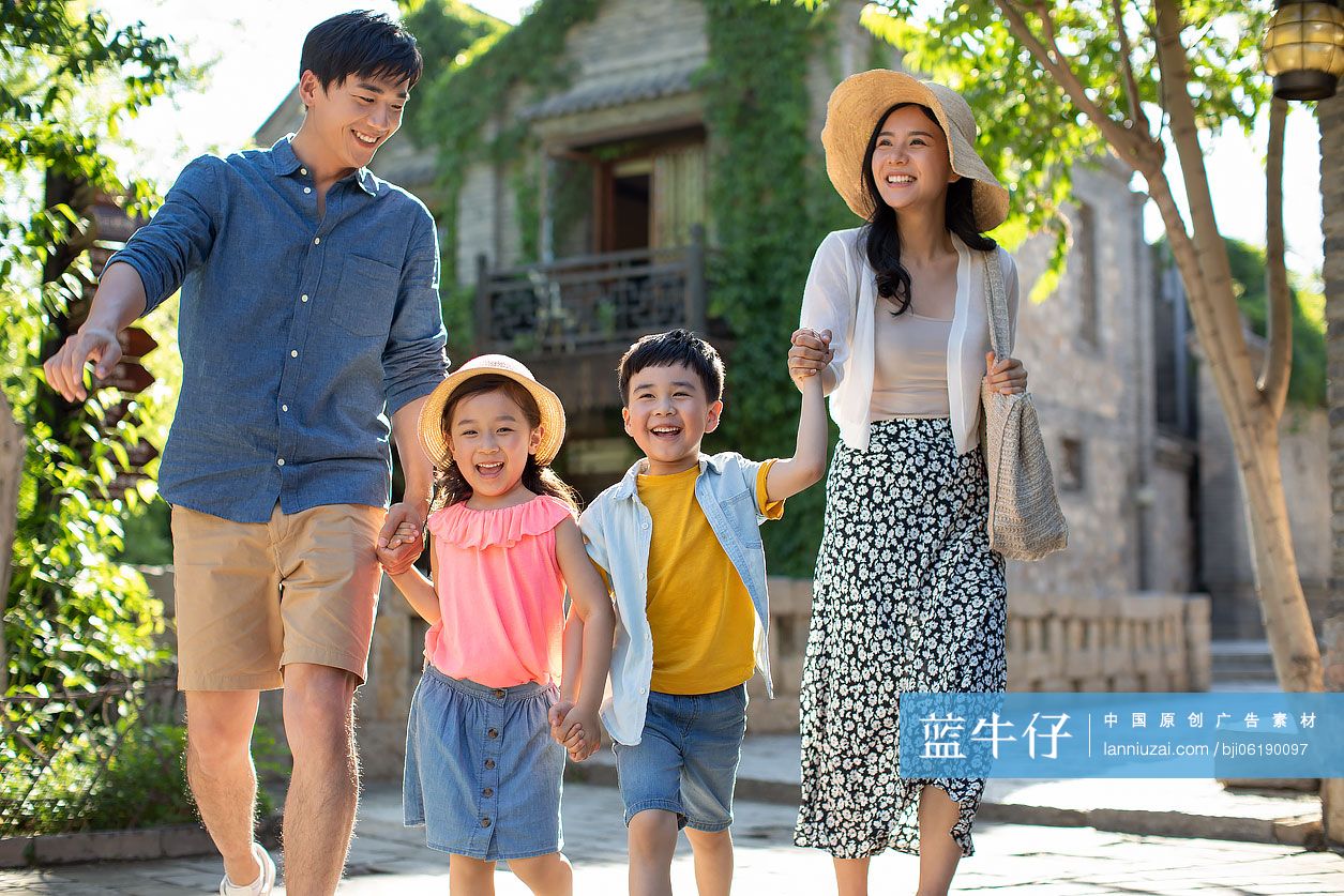 年轻家庭旅游度假