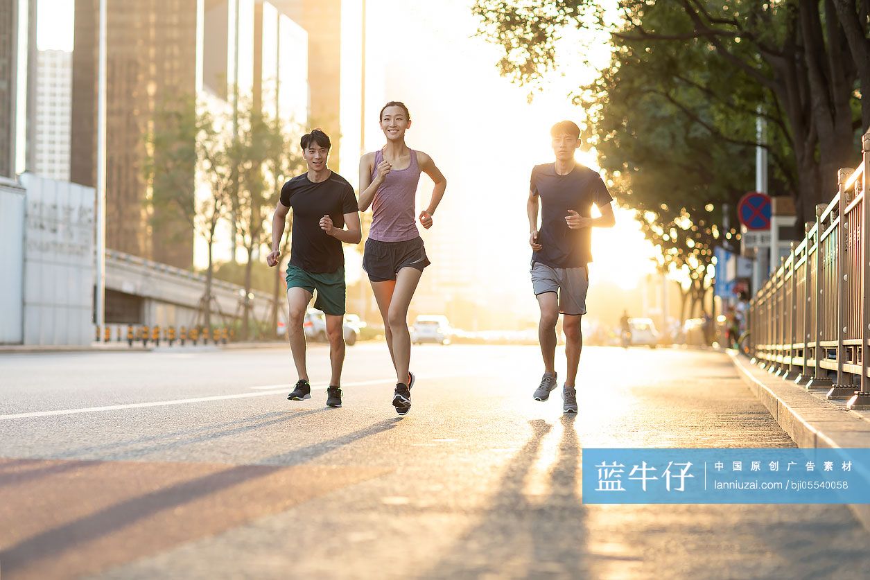 年轻人户外跑步