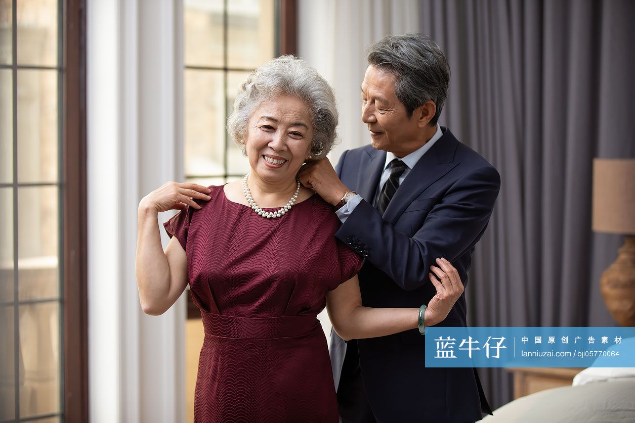 老年男士帮妻子戴项链
