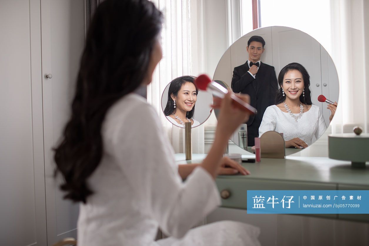 年轻夫妇在家梳妆打扮