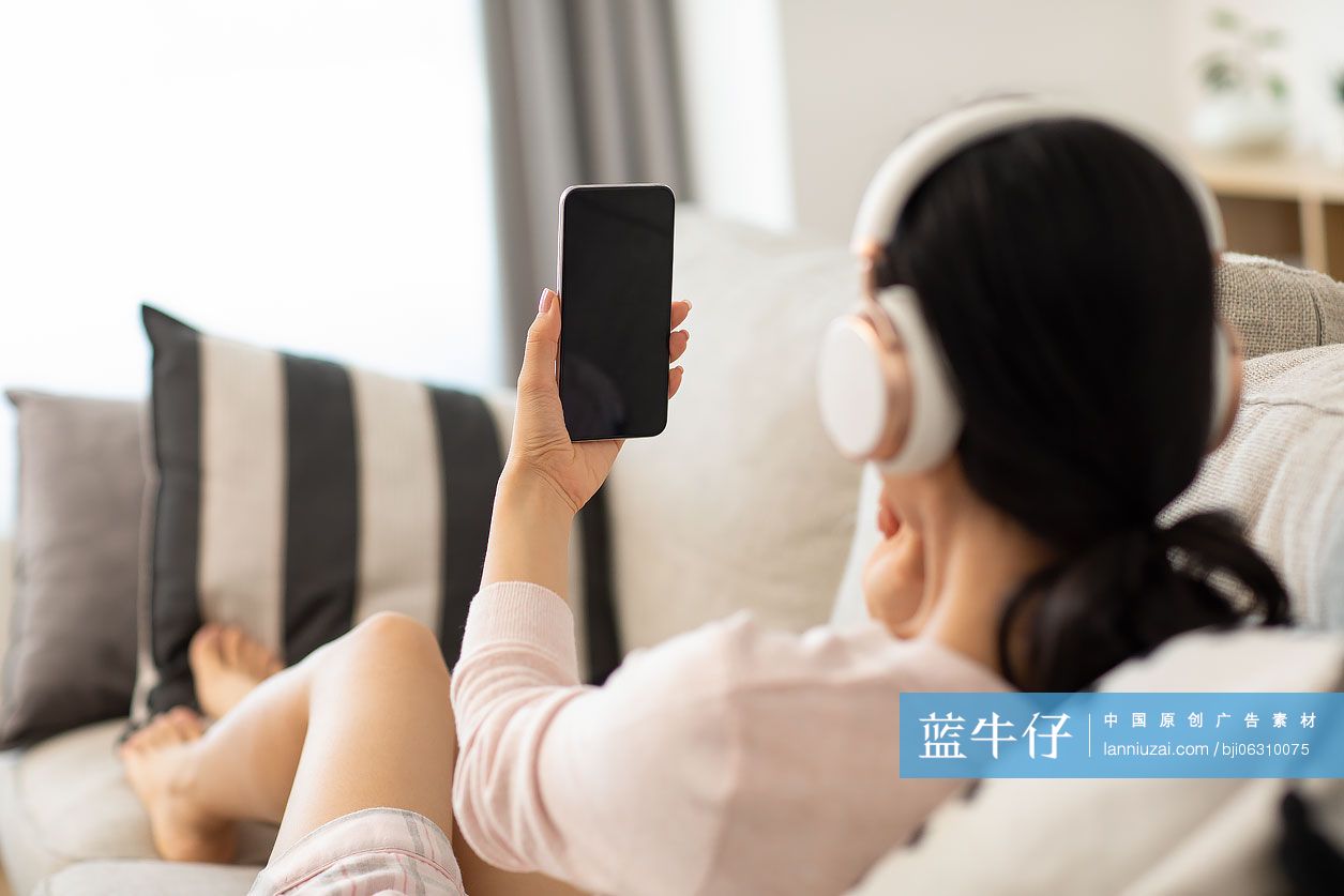 年轻女士在家使用手机