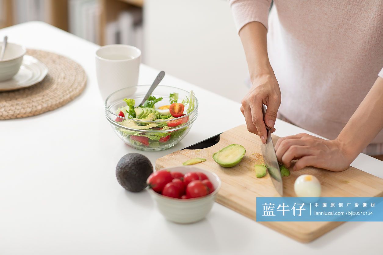 年轻女士在厨房做沙拉