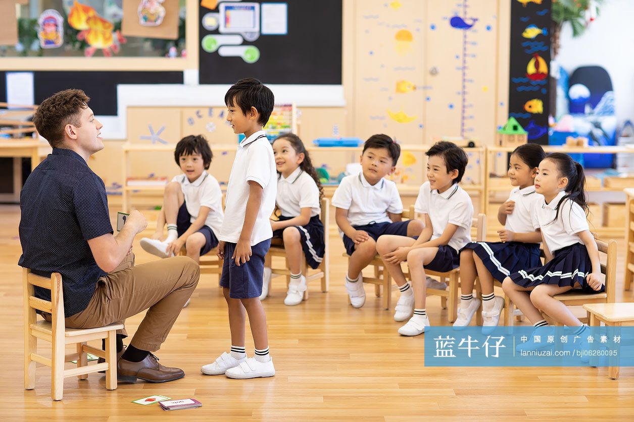 外教给孩子上英语课