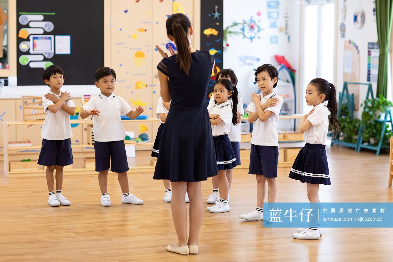 幼儿园老师教孩子跳舞