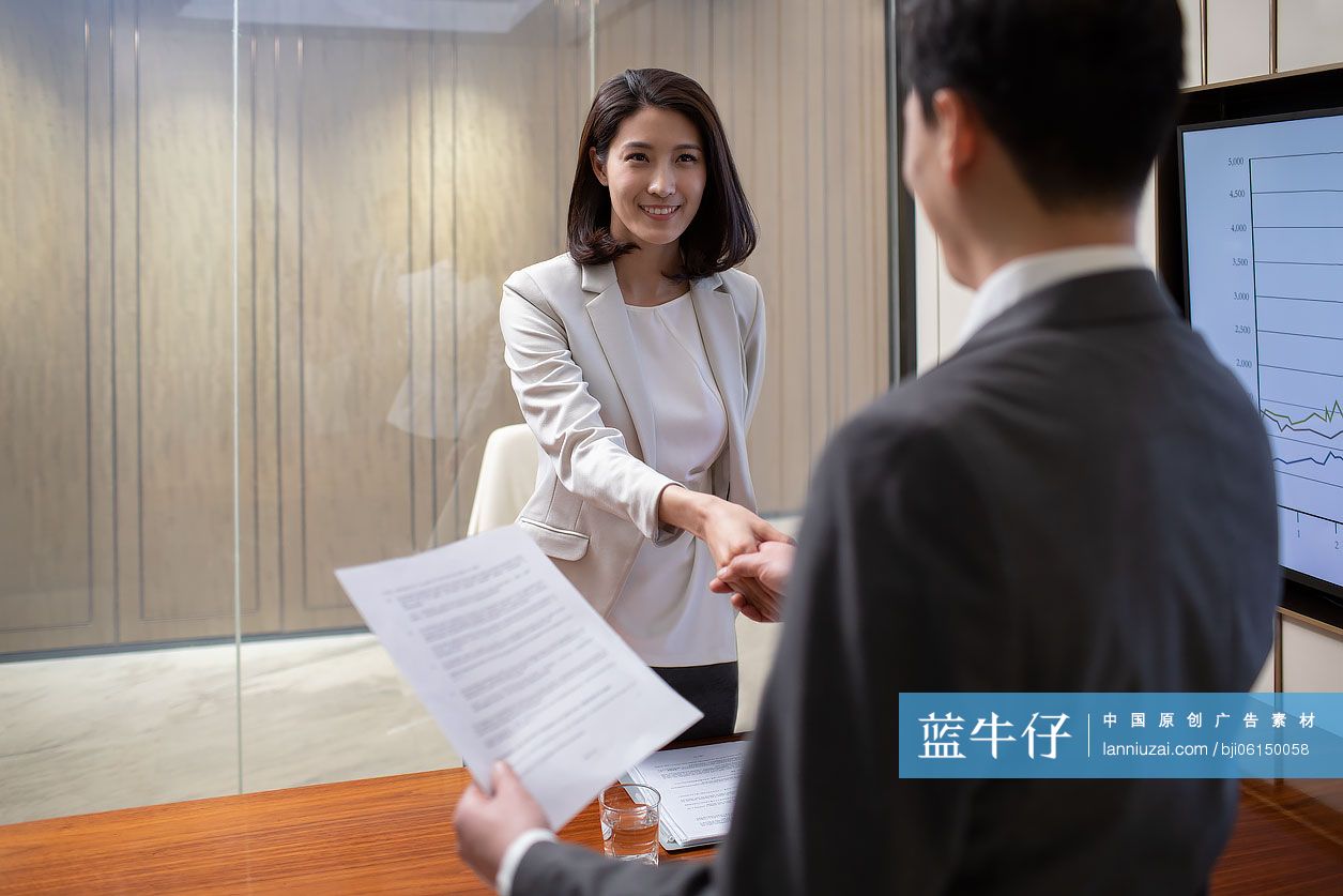 年轻商务女士参加工作面试