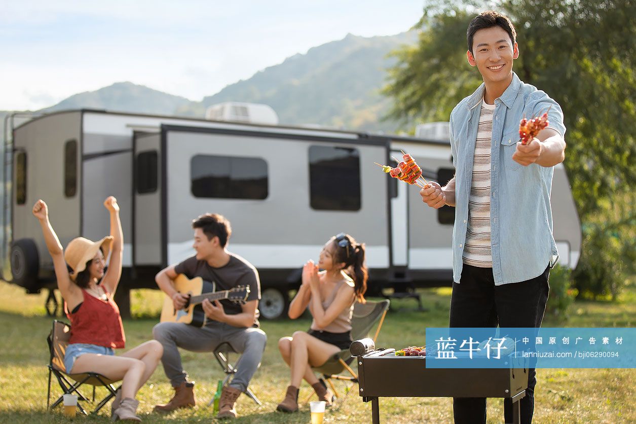 快乐的年轻朋友在户外烧烤