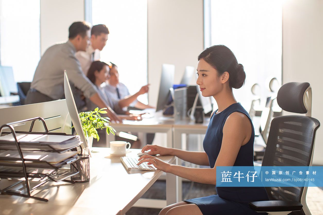 成功商务人士在办公室工作