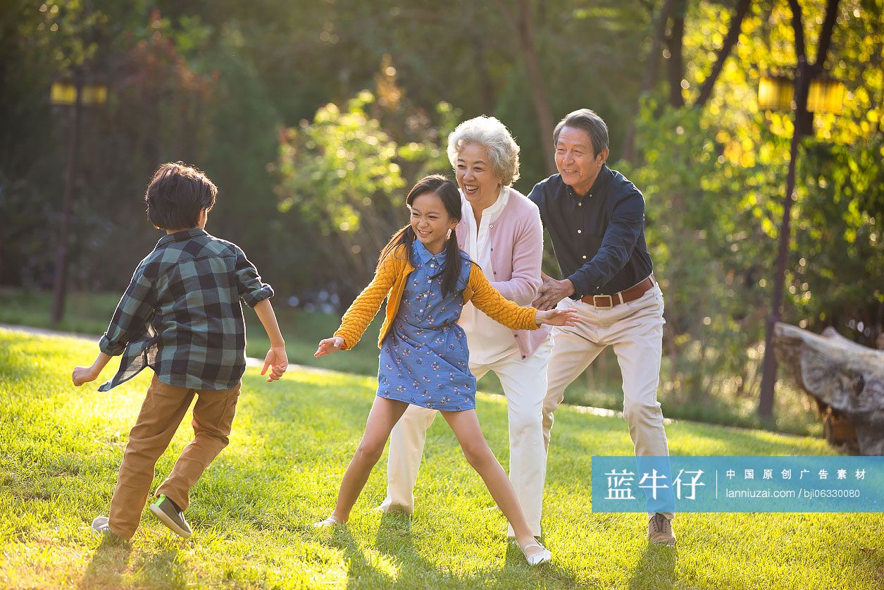 快乐家庭在公园玩耍