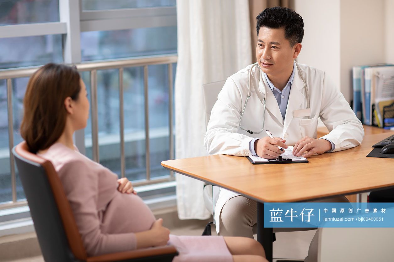 医生和孕妇谈话