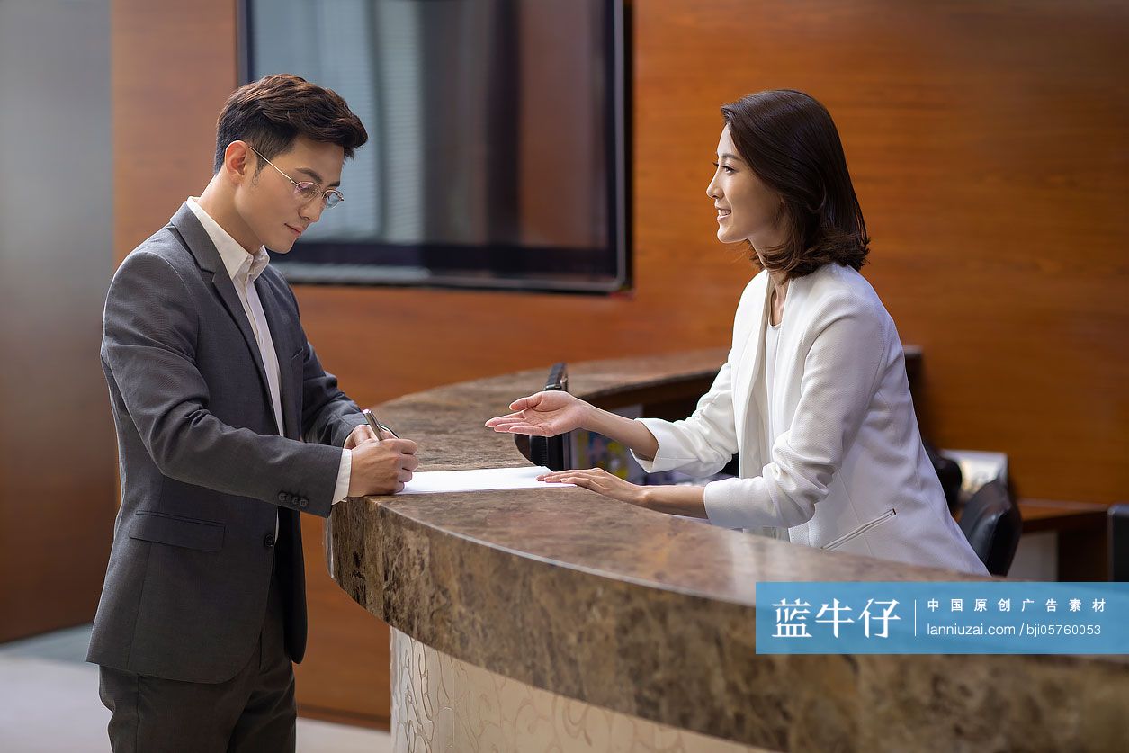 商务男士在酒店前台办理入住手续