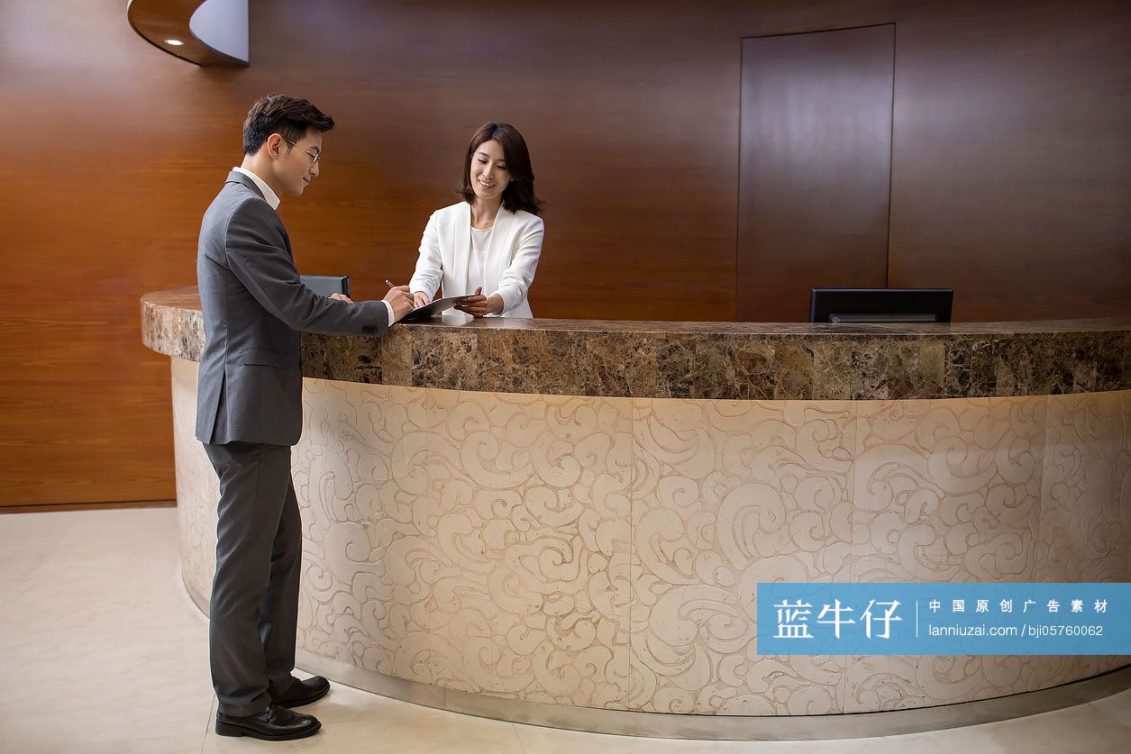 商务男士在酒店前台办理入住手续