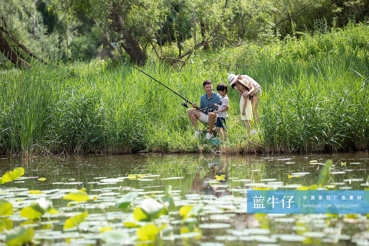 快乐家庭在河边钓鱼