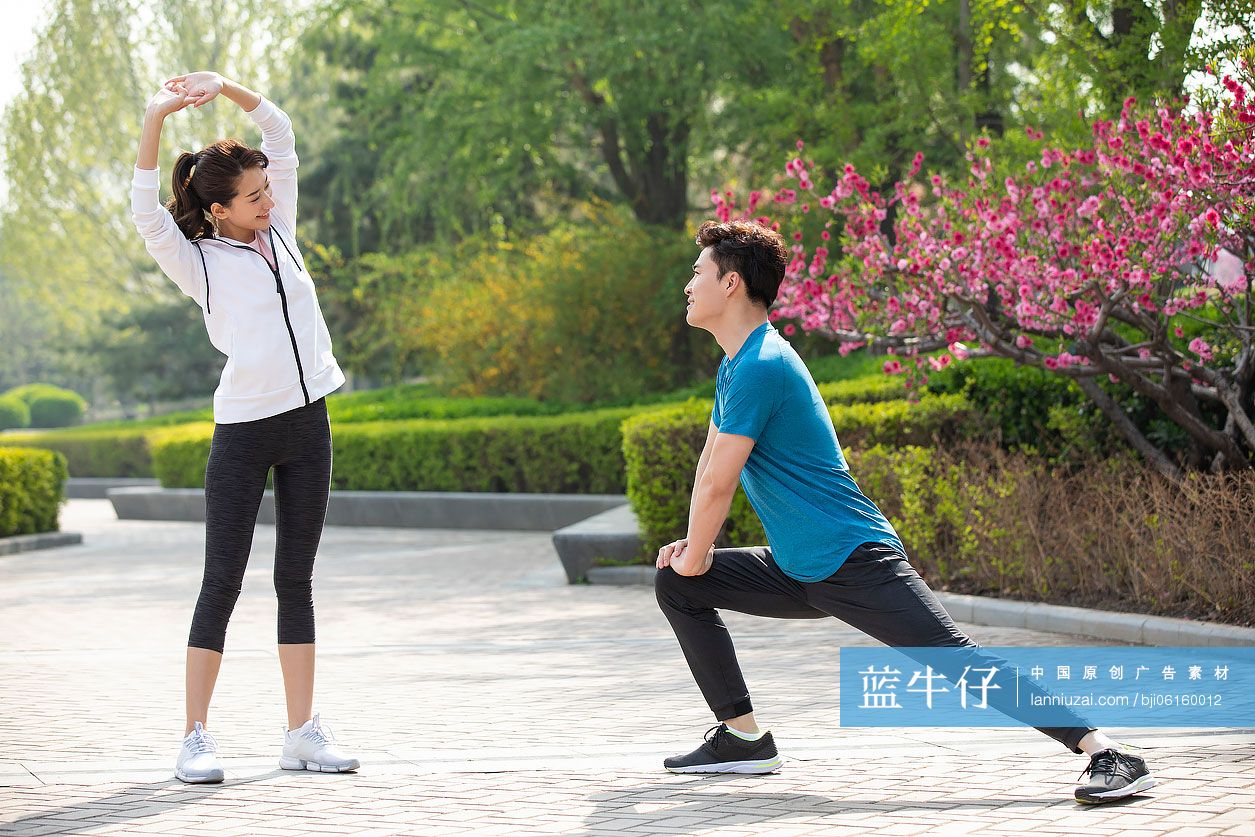 快乐的年轻情侣在公园健身