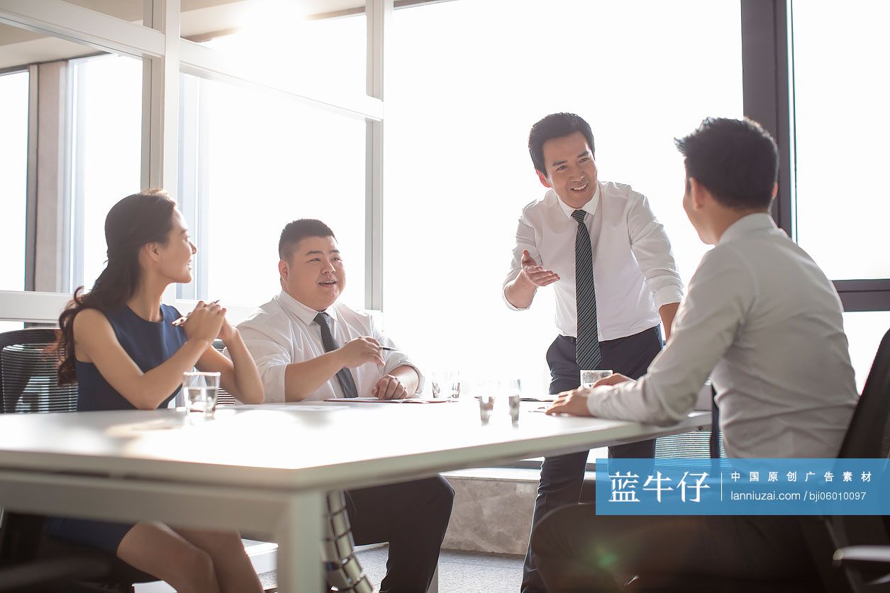 自信的商务人士在会议室开会