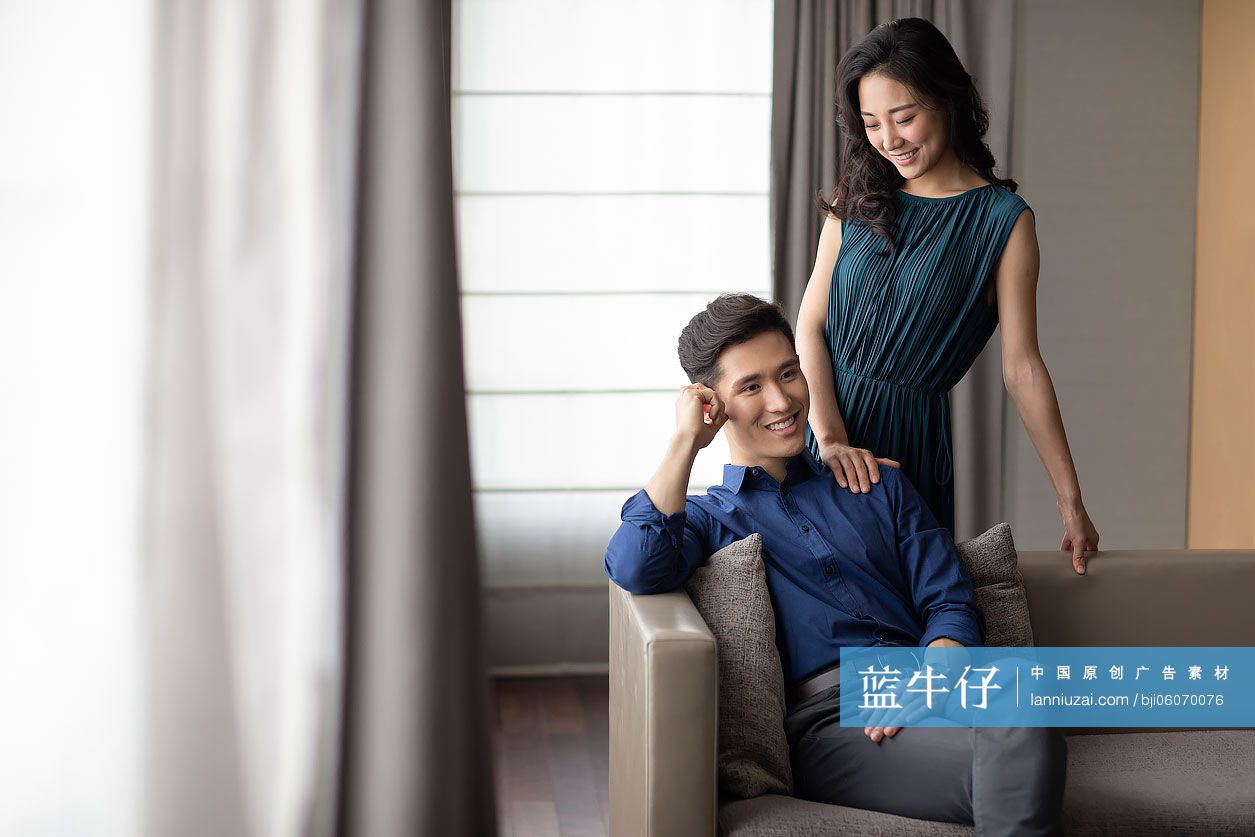 快乐的年轻夫妇在客厅度过美好时光-蓝牛仔影像-中国原创广告影像素材
