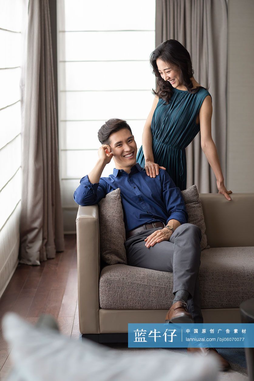 快乐的年轻夫妇在客厅度过美好时光-蓝牛仔影像-中国原创广告影像素材