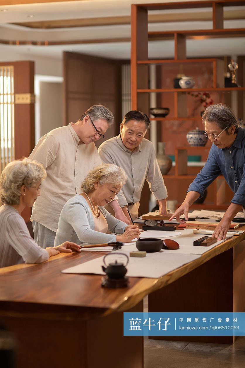 老人们聚在一起练习书法