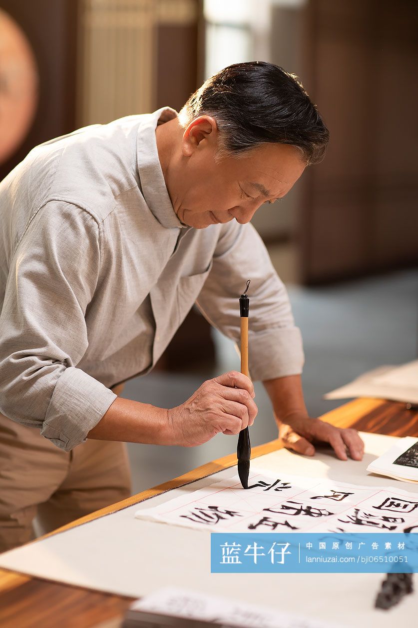 老年人在书房练习书法