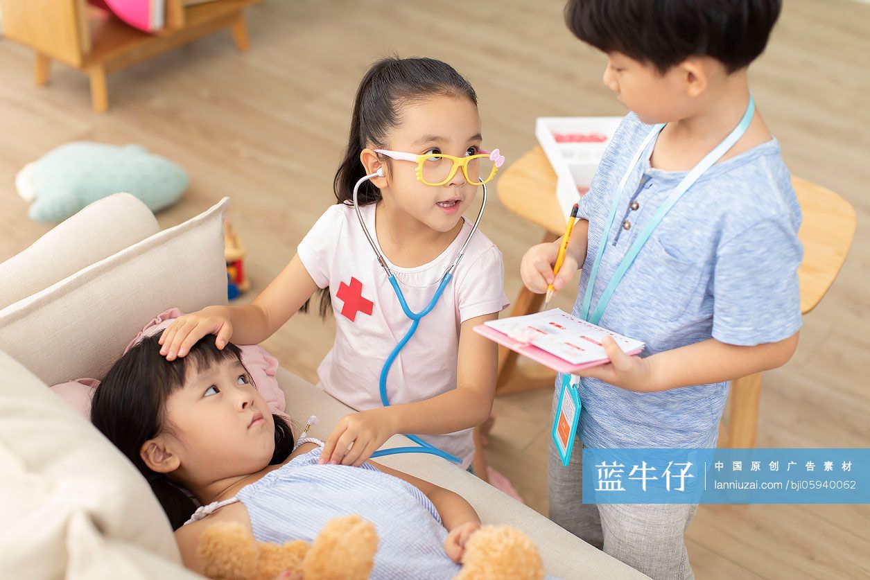 可爱的小女孩扮演医生给病人看病