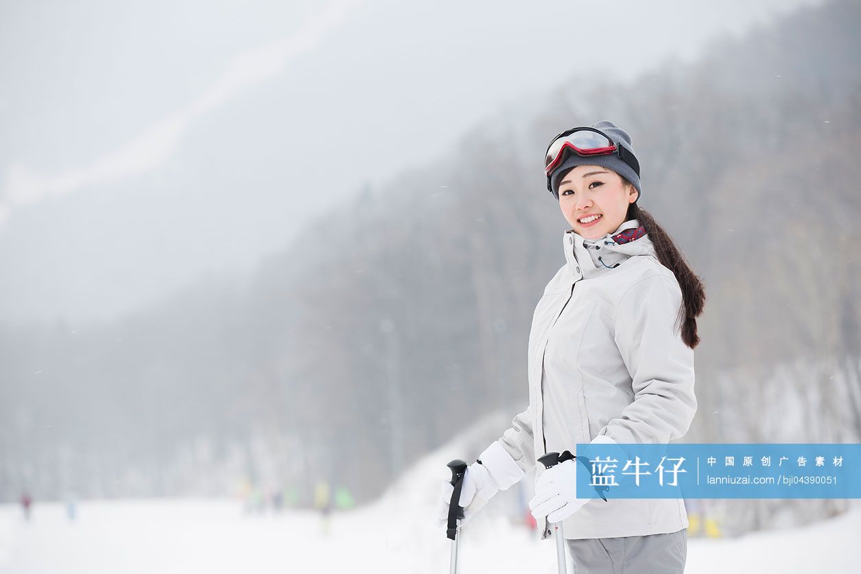 年轻的女滑雪者