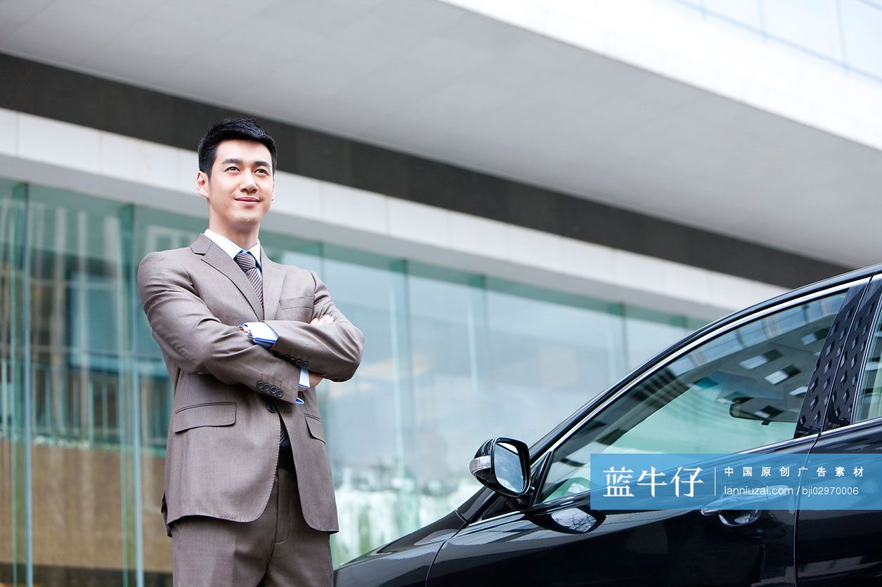 青年商务男士和汽车