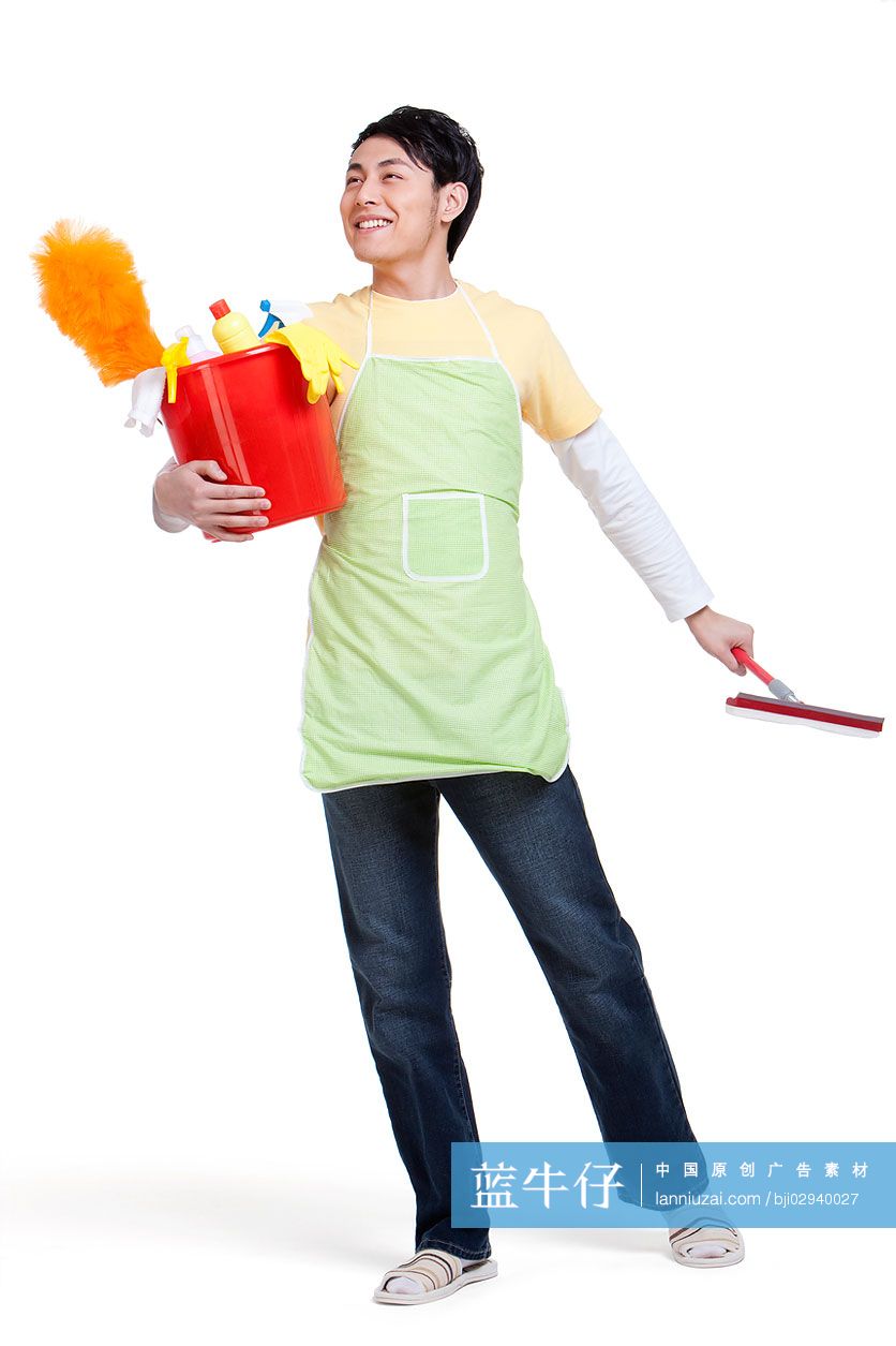 居家青年男性和清洁用品