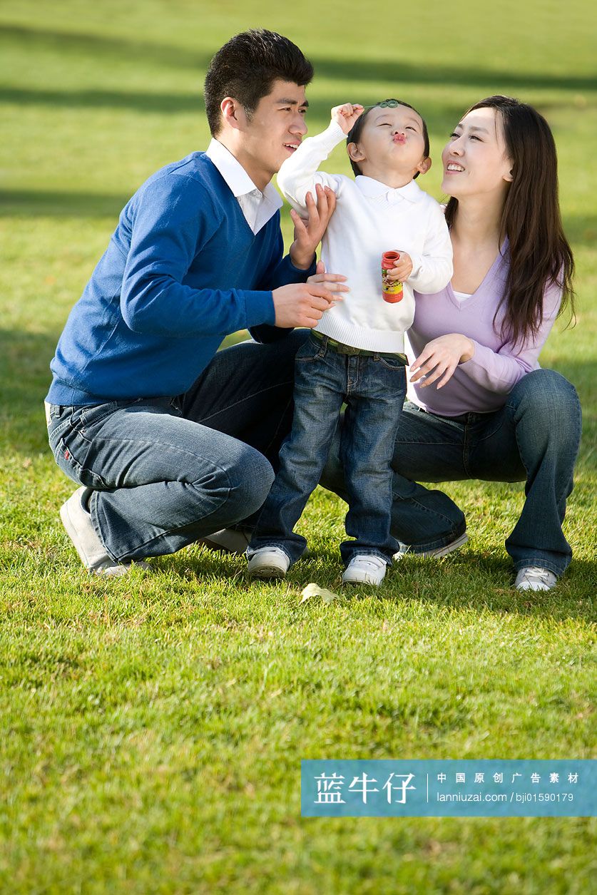 一家三口户外游玩