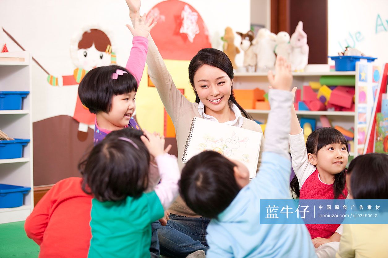 小朋友举手回答幼儿园老师问题