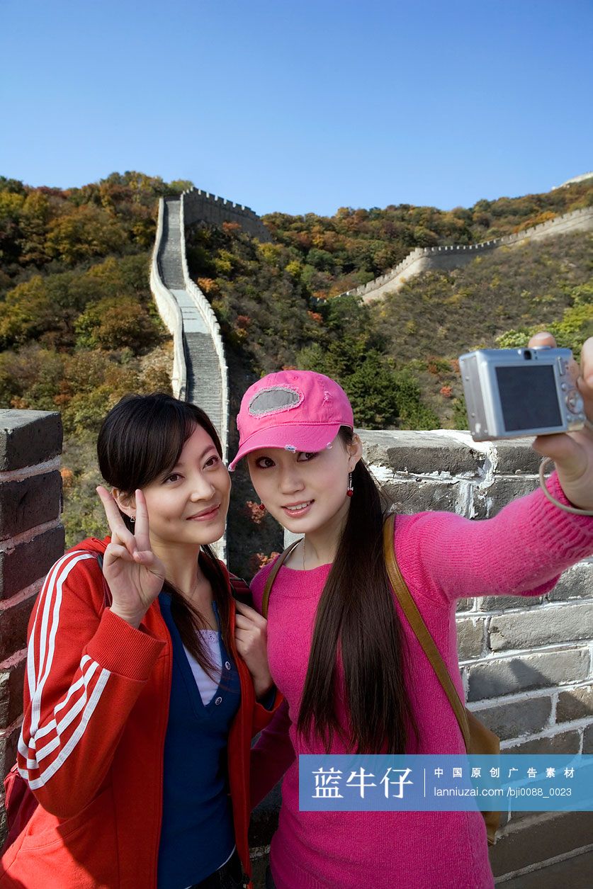 两位来郊游的女孩正在长城上拍照