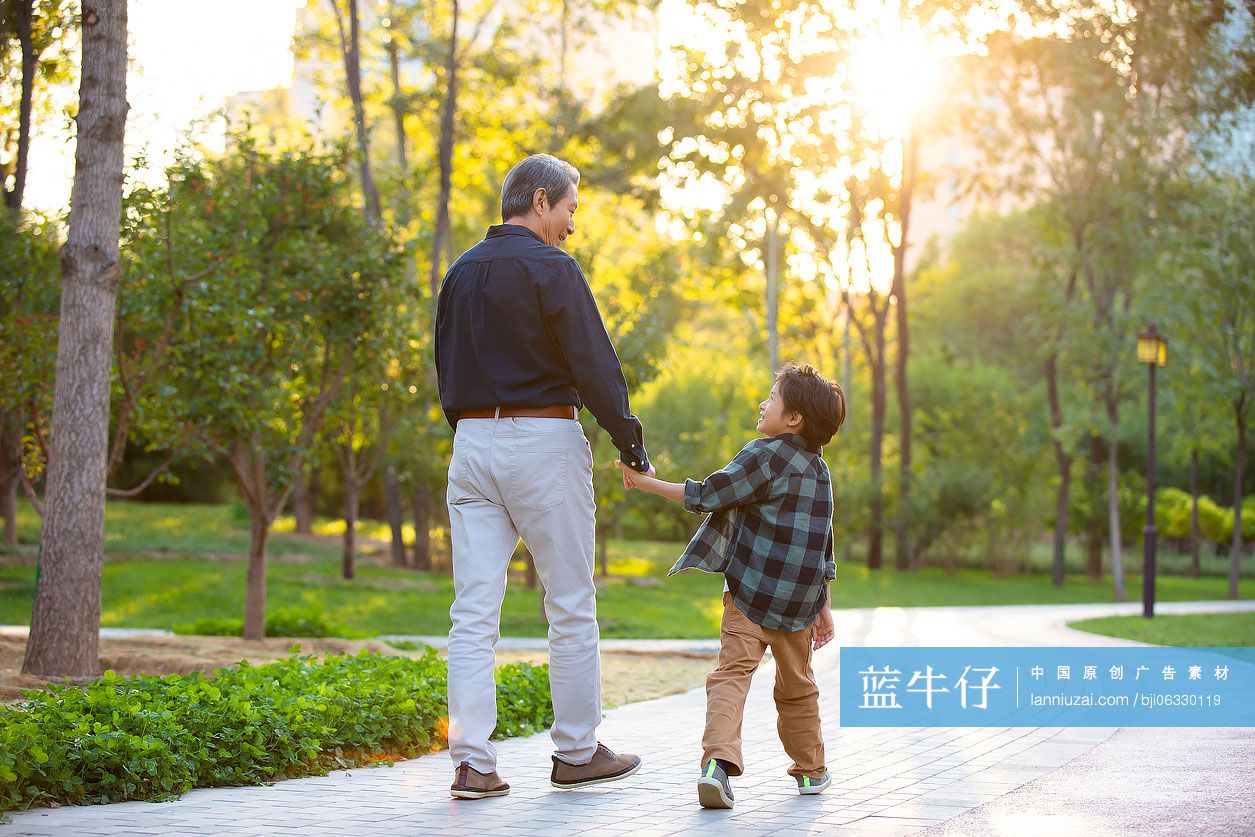 快乐的祖孙俩在公园一起散步
