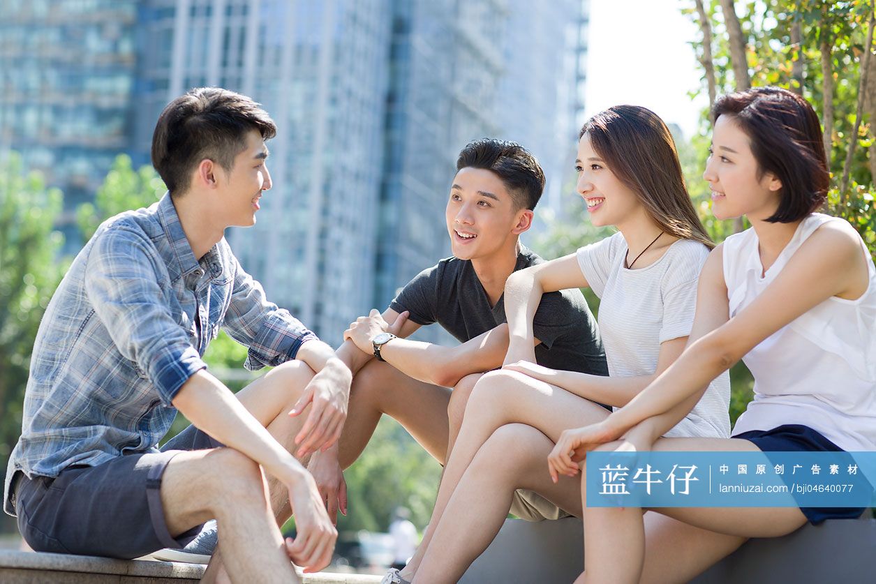 快乐的年轻人聊天
