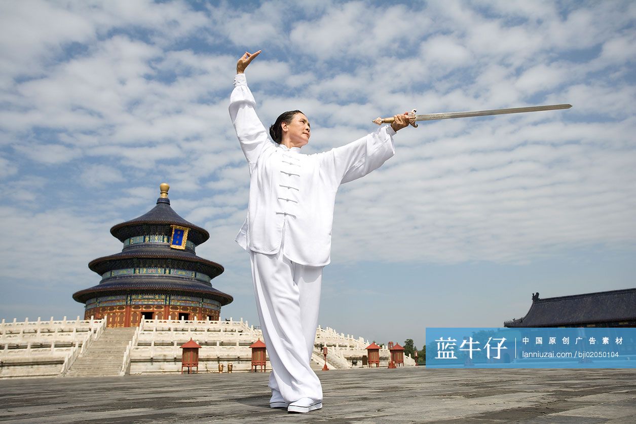 老年女子在天坛舞剑