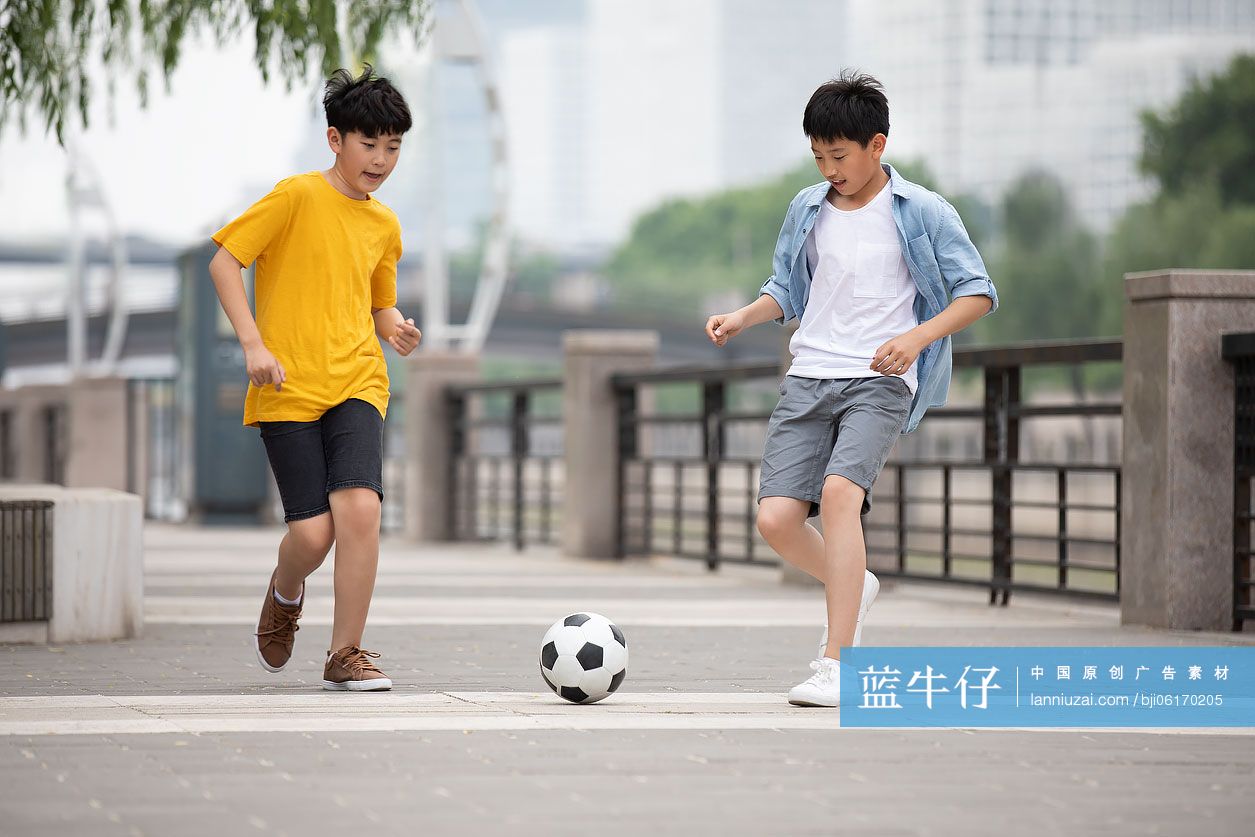 男孩们在户外踢足球