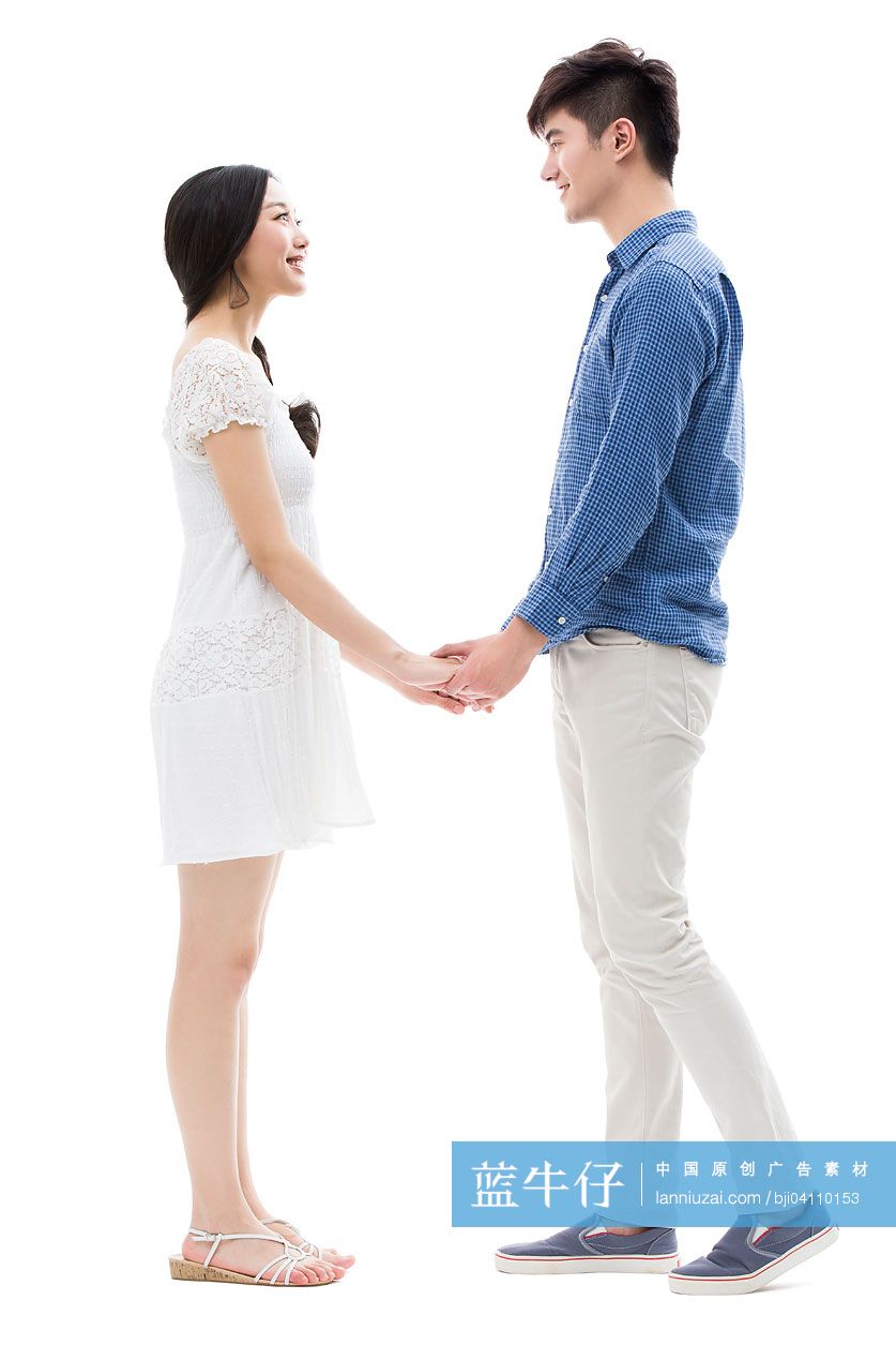 快乐的年轻情侣面对面