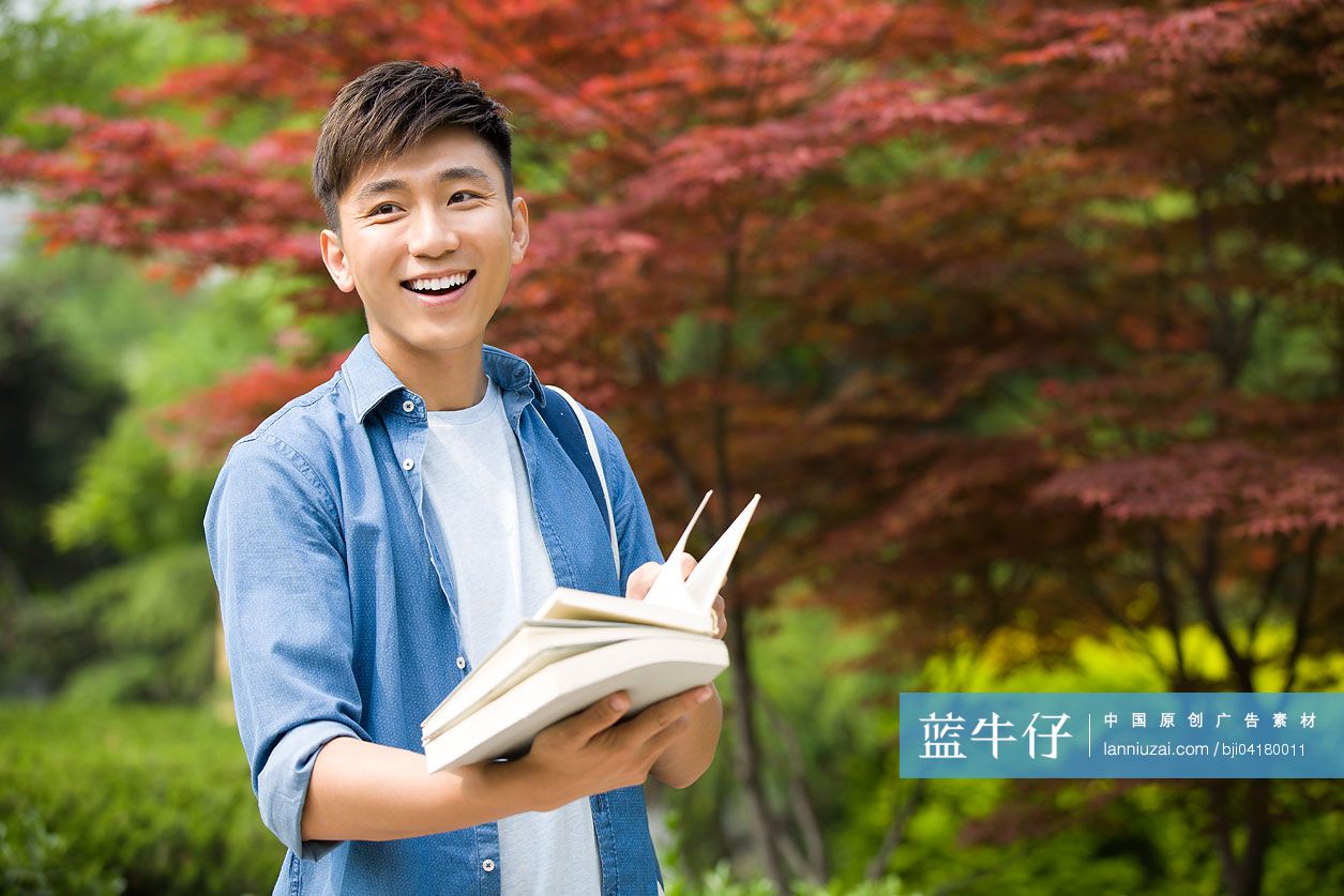 校园里的大学生读书