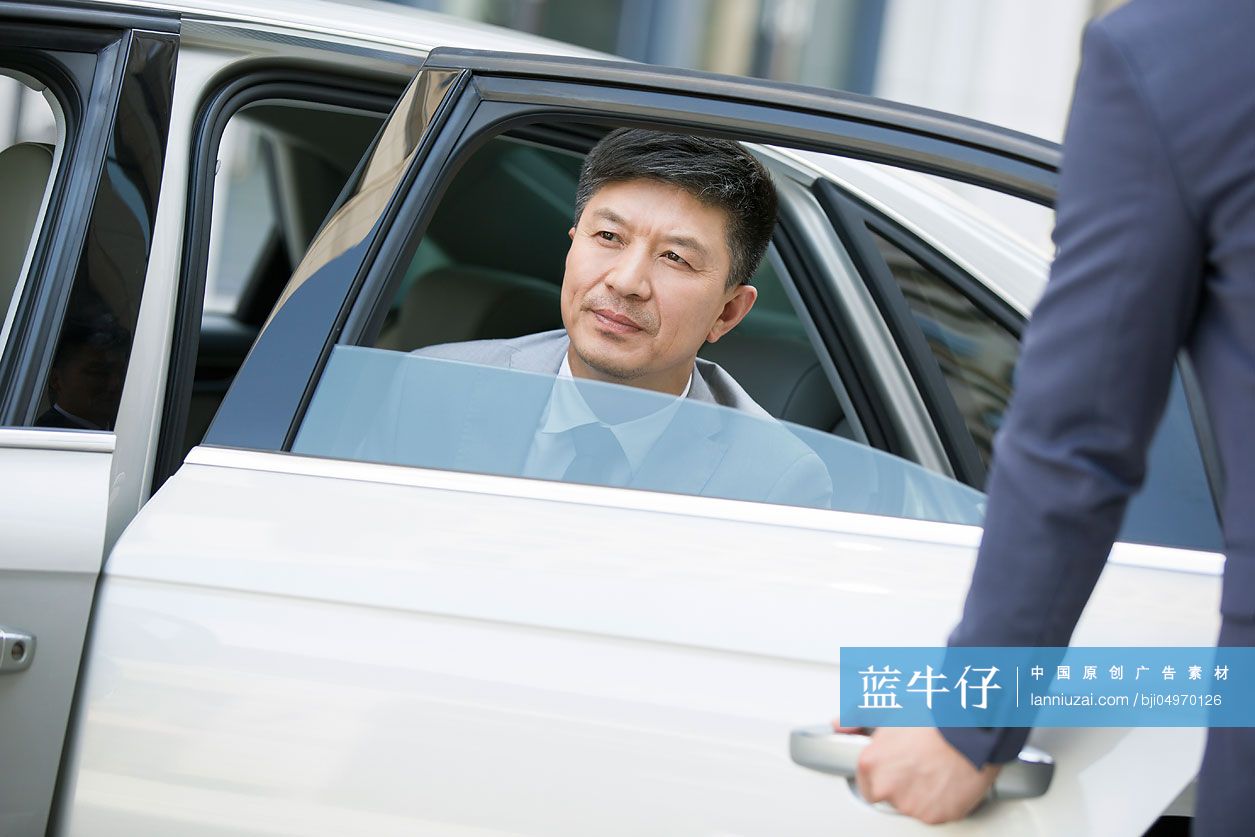 汽车司机为商务男士打开车门