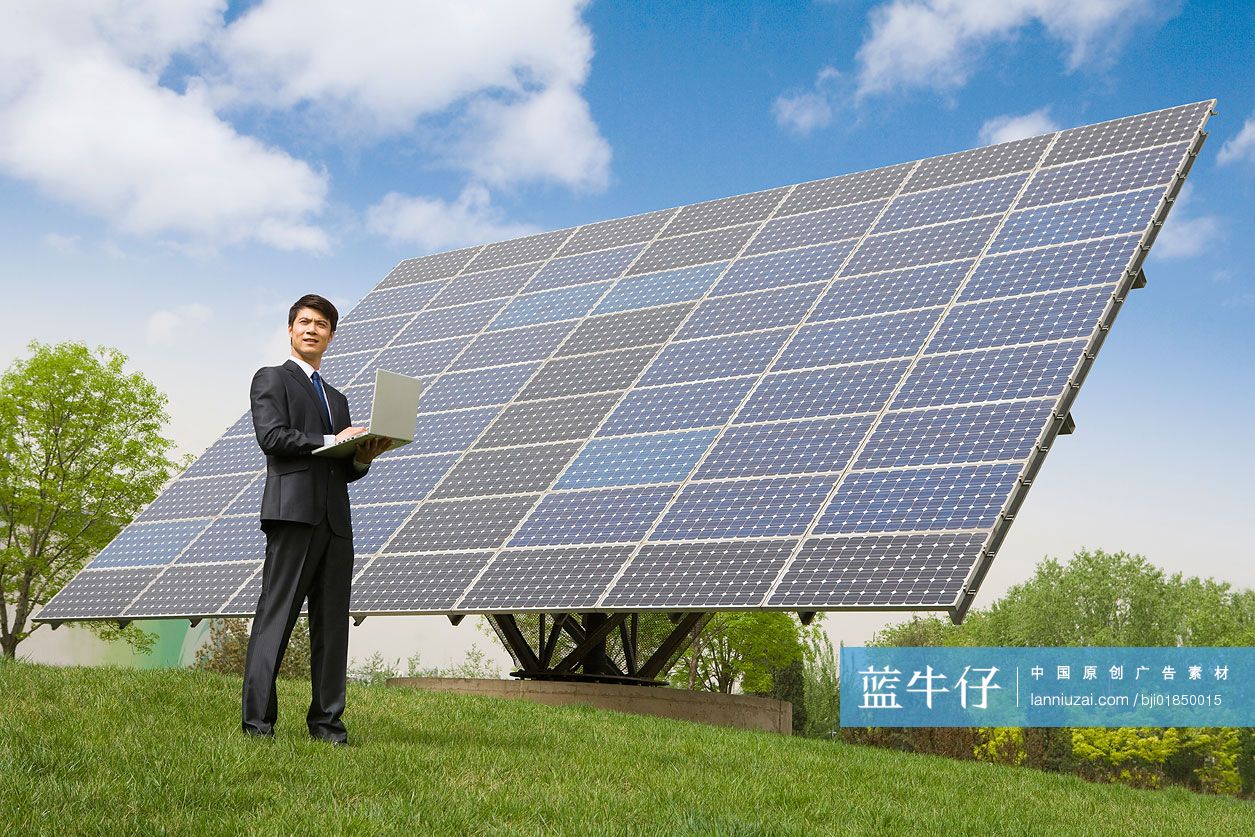 商务男士和太阳能板