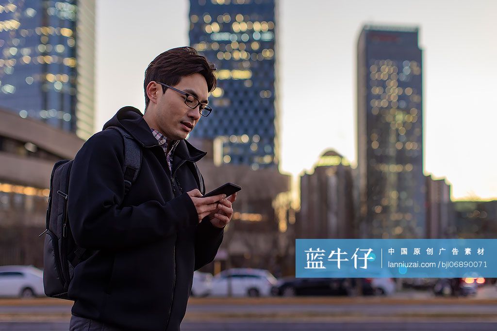 IT工程师在户外使用手机