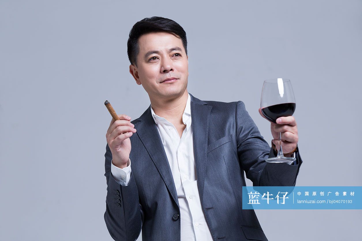 商务男士品红酒抽雪茄