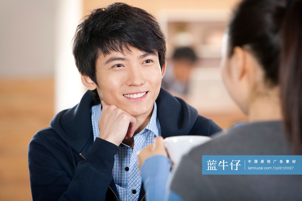 青年男女在书吧喝咖啡聊天
