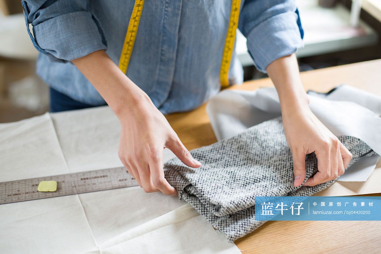 服装设计师在工作室工作