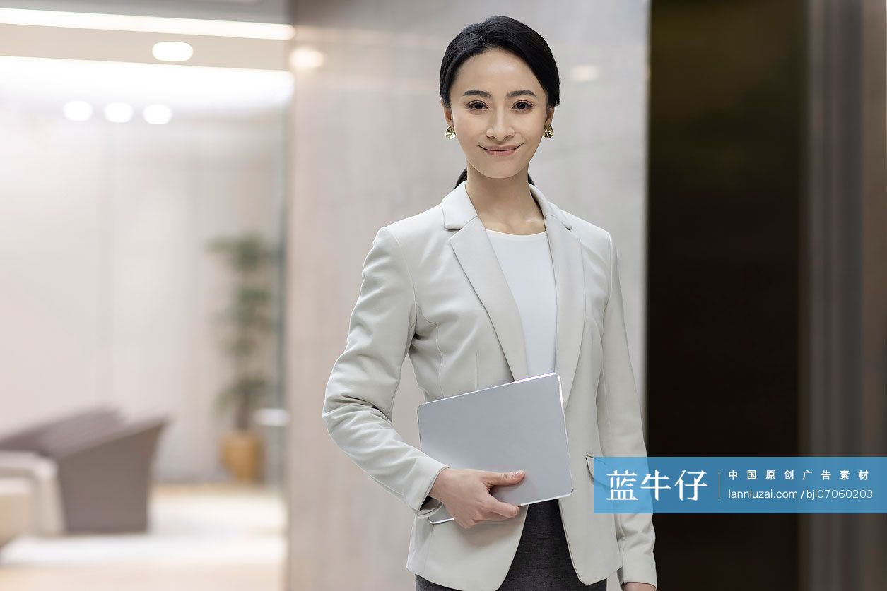 自信的商务女士-蓝牛仔影像-中国原创广告影像素材