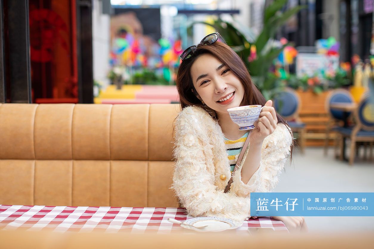 年轻美女在咖啡馆喝咖啡