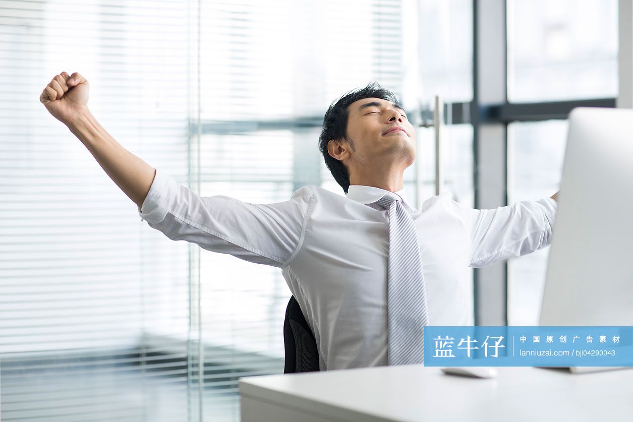 商务男士在办公室伸懒腰