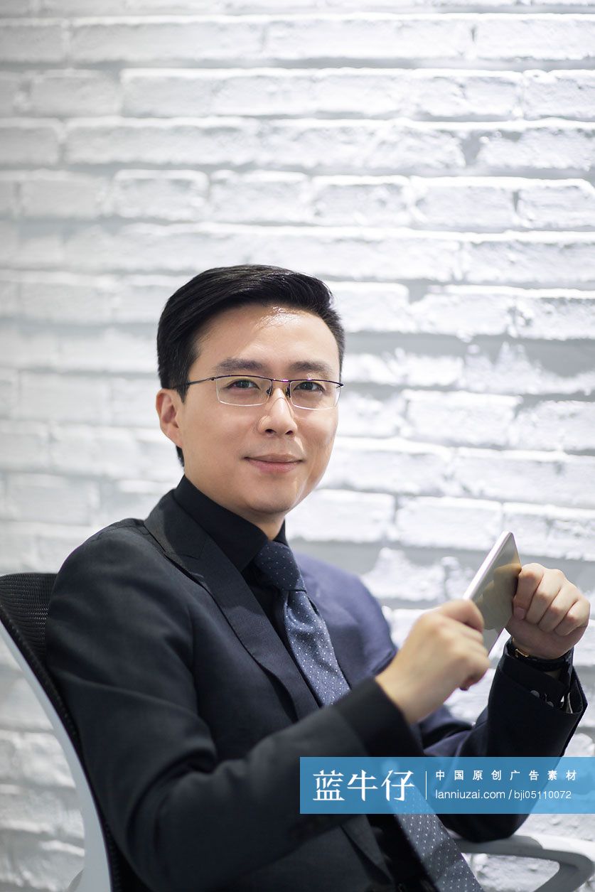 成熟商务男士拿着手机