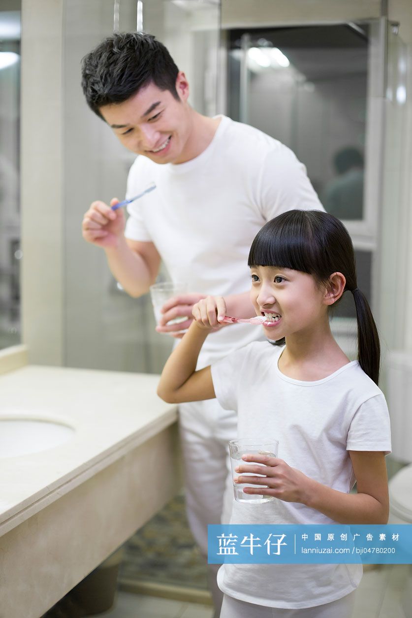 快乐的年轻父女刷牙