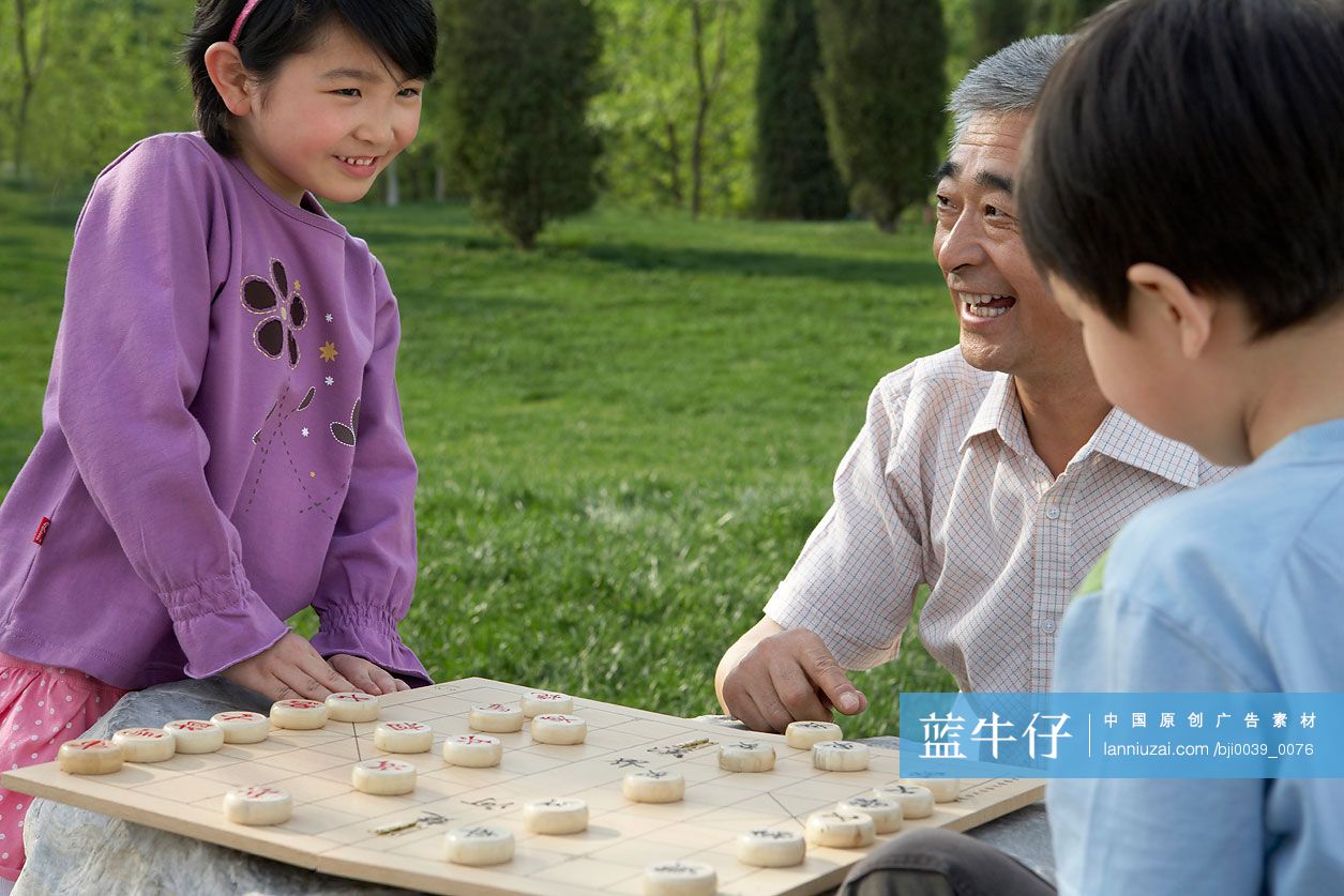 老人教小孩子下象棋